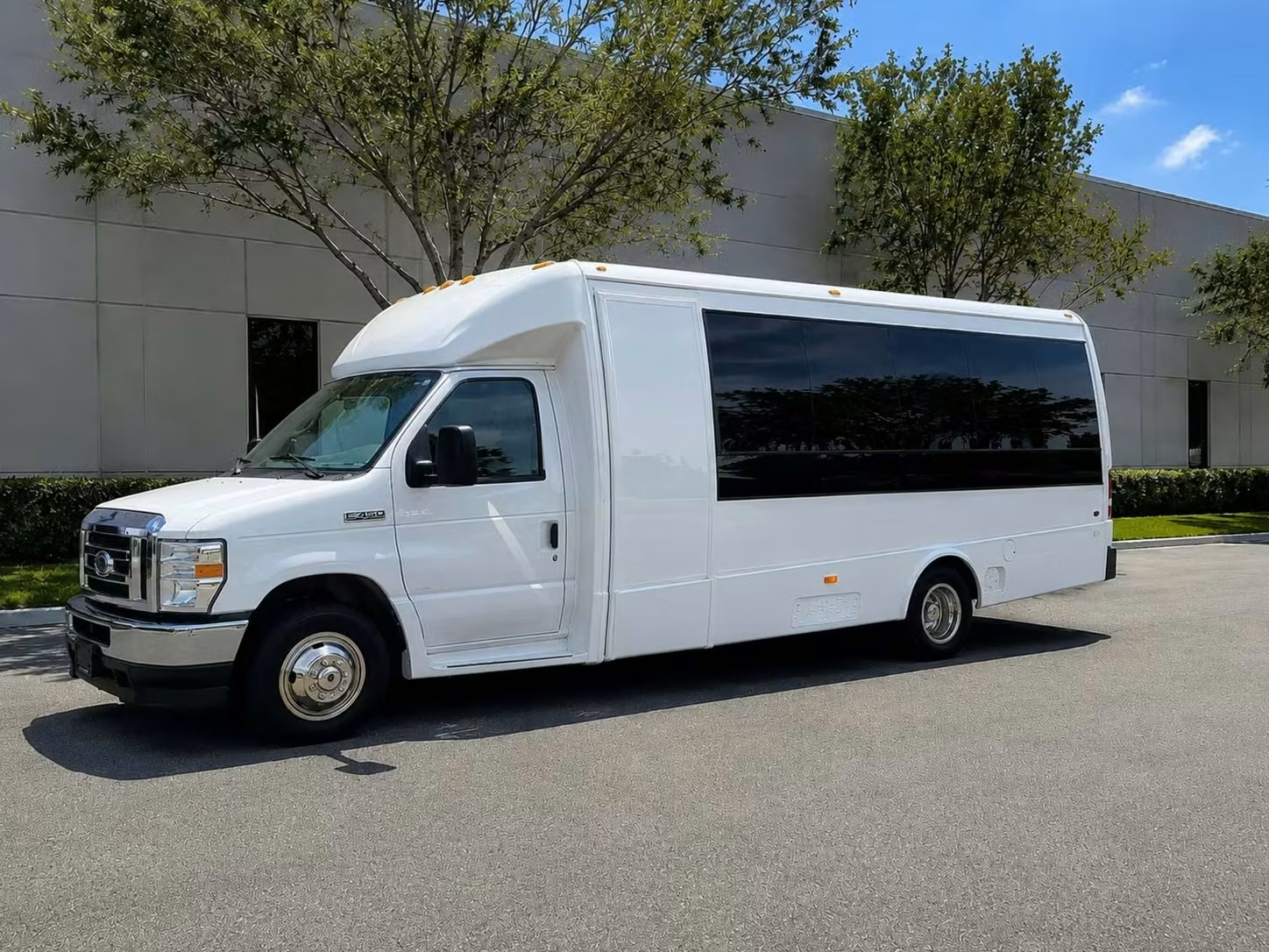 sheboygan 15 passenger minibus rental